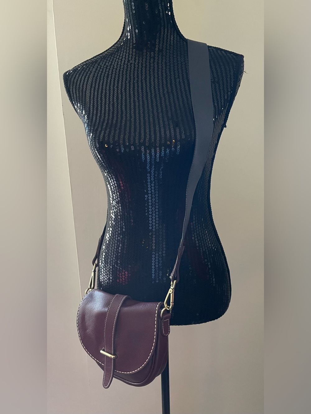 Roots  Leather Saddle Crossbody Bag in Deep Plum - Picture 2 of 14